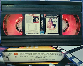 Retro 'Carrie' VHS Lampe: Upcycled Film-Nachtlicht