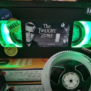 La superbe lampe de table VHS Tape Night Light de Twilight Zone L@@k Ou choisissez n&#39;importe quel film !