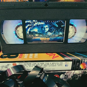 Retro VHS Lampe, ein Albtraum in der Elm Street - Freddy Krueger, Top Qualität! Erstaunliches Geschenk für jeden Filmfan, Ideen für Männerhöhlen oder Wählen Sie Ihren eigenen Film aus