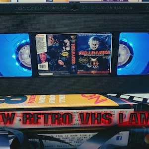 Lampada VHS retrò, horror Hell Raiser, di alta qualità! Regalo fantastico per qualsiasi appassionato di film, idee per la caverna dell&#39;uomo o scegli il tuo film S2
