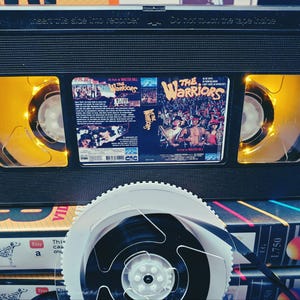 Lampe VHS rétro, les guerriers rétro, qualité supérieure ! Cadeau incroyable pour tout fan de cinéma, idées d'hommes des cavernes ou choisissez votre propre film