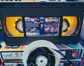 Retro VHS-lamp, The Warriors Retro, topkwaliteit! Geweldig cadeau voor elke filmfan, Man Cave Ideas of kies je eigen film