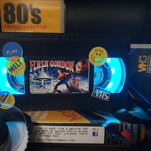 Lampa retro VHS, Flash Gordon, najwyższej jakości niesamowity prezent dla każdego fana filmów, pomysły na męską jaskinię lub wybierz swój własny film
