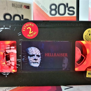Lampada VHS Hellraiser con grafica aerografata, di alta qualità! Regalo fantastico per qualsiasi appassionato di film, idee per la caverna dell&#39;uomo! Stupefacente