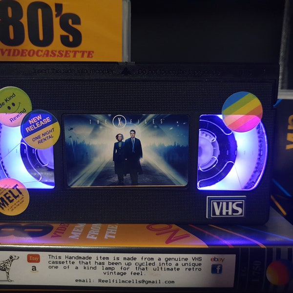 Lampe VHS rétro, X Files, qualité supérieure ! Cadeau incroyable pour tout fan de cinéma, idées Man des cavernes ! Lumière éblouissante