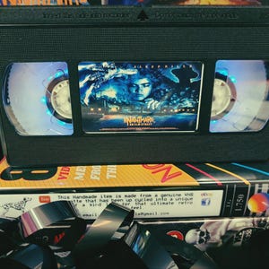 Lámpara VHS retro, Pesadilla en Elm Street - Freddy Krueger, ¡calidad superior! Regalo increíble para cualquier fanático del cine, ideas para la cueva del hombre o elige tu propia película