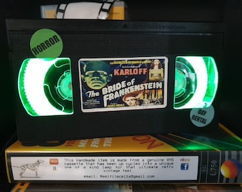 Retro VHS Lámpara, ¡La novia de Frankenstein! Increíble idea de regalo para cualquier fanático de la película, cueva del hombre o regalo de cumpleaños