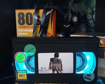 Lámpara VHS retro, The Wicker Man Horror, regalo increíble de alta calidad para cualquier fanático del cine, ideas para la cueva del hombre o elige tu propia película