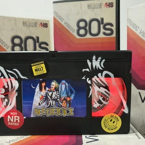 Lampe VHS Beetlejuice avec oeuvre d&#39;art peinte à l&#39;aérographe, qualité supérieure ! Cadeau incroyable pour tout fan de cinéma, idées d&#39;hommes des cavernes ! Superbe