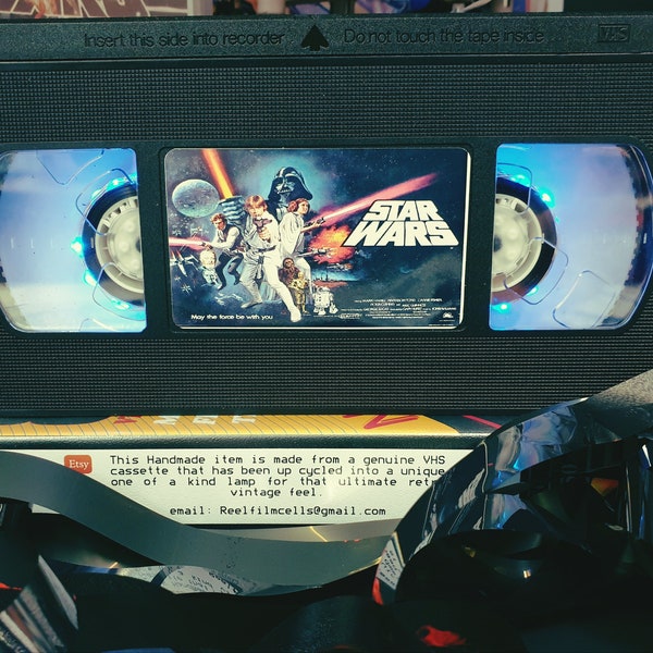 Lampe VHS rétro, Star wars a new Hope. Superbe veilleuse à collectionner, qualité supérieure ! Idée cadeau incroyable pour tout fan de cinéma, idées d'hommes des cavernes !