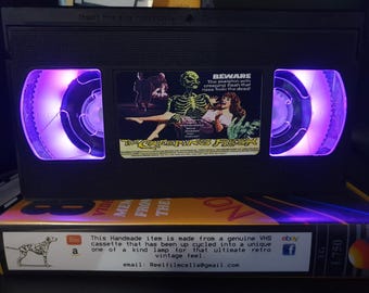 Lámpara VHS retro, The Creeping Flesh, ¡luz de noche! Increíble idea de regalo para cualquier fanático del cine, cueva del hombre o regalos de cumpleaños.