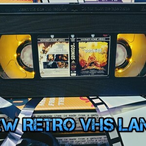 Lámpara VHS retro, Los Goonies, luz de noche, impresionante coleccionable, ¡calidad superior! Increíble idea de regalo para cualquier fanático de las películas, ¡ideas para la cueva del hombre!