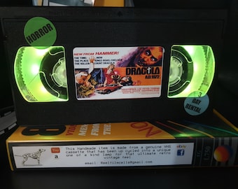 Lámpara VHS retro, Drácula 1972, ¡luz de noche! Increíble idea de regalo para cualquier fanático del cine, ideal para la cueva del hombre o como regalo de cumpleaños.