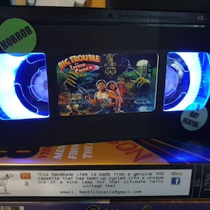 Lámpara VHS retro, ¡Gran lío en la pequeña China! Increíble idea de regalo para cualquier fanático del cine, ideal para una cueva de hombres o como regalo de cumpleaños.