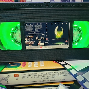 Handgemaakte Alien VHS-lamp: retro filmnachtlampje