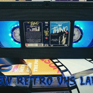Retro VHS-lamp, The Thing Retro Horror, Topkwaliteit! Geweldig cadeau voor elke filmfan, Man Cave Ideas of kies je eigen film S2