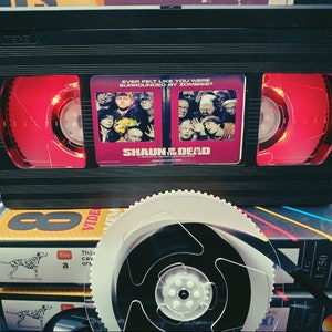Lampe VHS rétro, Shaun of the Dead, qualité supérieure ! Cadeau incroyable pour tout fan de cinéma, idées d&#39;hommes des cavernes ou choisissez votre propre film