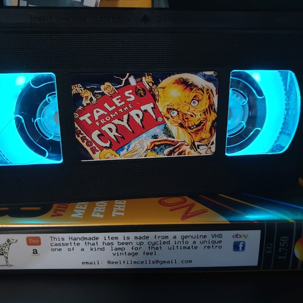 ¡Lámpara retro VHS, Cuentos de la cripta, luz nocturna! Increíble idea de regalo para cualquier fanático del cine, cueva del hombre o regalos de cumpleaños