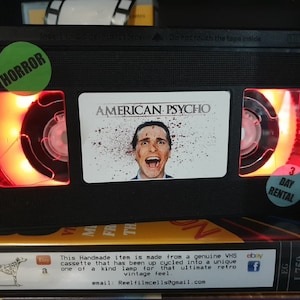 Lampada retrò VHS, American Psycho! Fantastica idea regalo per qualsiasi appassionato di film, caverna dell'uomo o regalo di compleanno