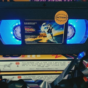 レトロな VHS ランプ、バック トゥ ザ フューチャー、ナイト ライト、見事なコレクション、最高品質!映画ファンへの素晴らしいギフト アイデア、男の隠れ家アイデア!