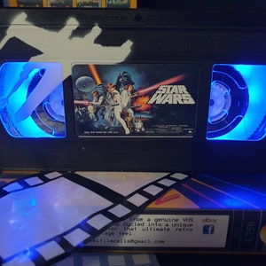 Lampe de table veilleuse VHS rétro, Star Wars, un nouvel espoir avec des oeuvres d'art ! Un cadeau incroyable pour tout fan de cinéma, des idées de l'homme des cavernes ! Superbe