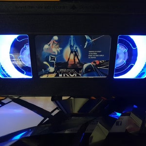 Lampada VHS retrò, Tron, luce notturna, splendido oggetto da collezione, qualità superiore! Fantastica idea regalo per ogni appassionato di cinema, idee per la caverna dell'uomo!