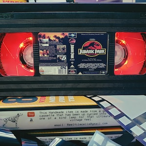 Lampe VHS rétro, Jurassic Park, qualité supérieure ! Cadeau incroyable pour tout fan de cinéma, idées d'hommes des cavernes ! Superbe objet de collection S2