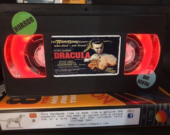 Retro VHS Lampe, Dracula, Nachtlicht! Erstaunliche Geschenkidee für jeden Filmfan, Manneshöhle oder Geburtstagsgeschenke