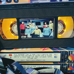 レトロなスタートレックVHSランプ：アップサイクルされた映画の装飾