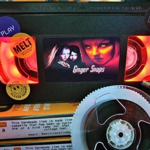ジンジャースナップのクラシックなレトロ VHS テープ ナイトライト テーブルランプ、見事な L@@K。または、どの映画でもお選びいただけます。 画像 1