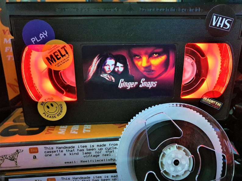 ジンジャースナップのクラシックなレトロ VHS テープ ナイトライト テーブルランプ、見事な L@@K。または、どの映画でもお選びいただけます。 画像 1