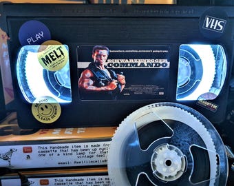 Lámpara de mesa con luz nocturna de cinta VHS retro Commando. ¡Calidad superior! ¡Increíble! ¡O elige cualquier película!