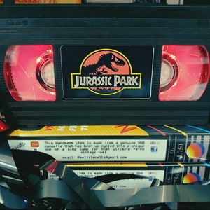 Lampe VHS rétro, Jurassic Park, qualité supérieure ! Cadeau incroyable pour tout fan de cinéma, idées d'hommes des cavernes ! Superbe objet de collection S1