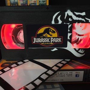 Lampe de table veilleuse VHS rétro, Jurassic Park avec oeuvre d'art ! Cadeau incroyable pour tout fan de cinéma, idées Man des cavernes ! Superbe