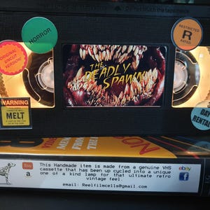 Lámpara VHS retro, The Deadly Spawn, regalo increíble de alta calidad para cualquier fanático del cine, ideas para la cueva del hombre o elige tu propia película