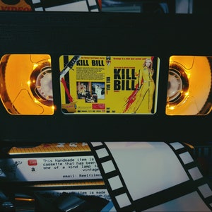 Retro VHS Lampe, Kill Bill Quentin Tarantino, Nachtlicht Atemberaubendes Sammlerstück, Top Qualität! Erstaunliches Geschenk für jede Filmfan oder Man Höhle Idee.