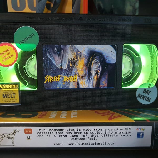 Retro VHS-lampa, Street Trash Horror, Toppkvalitets fantastisk present till alla filmfantaster, Man Cave-idéer eller välj din egen film
