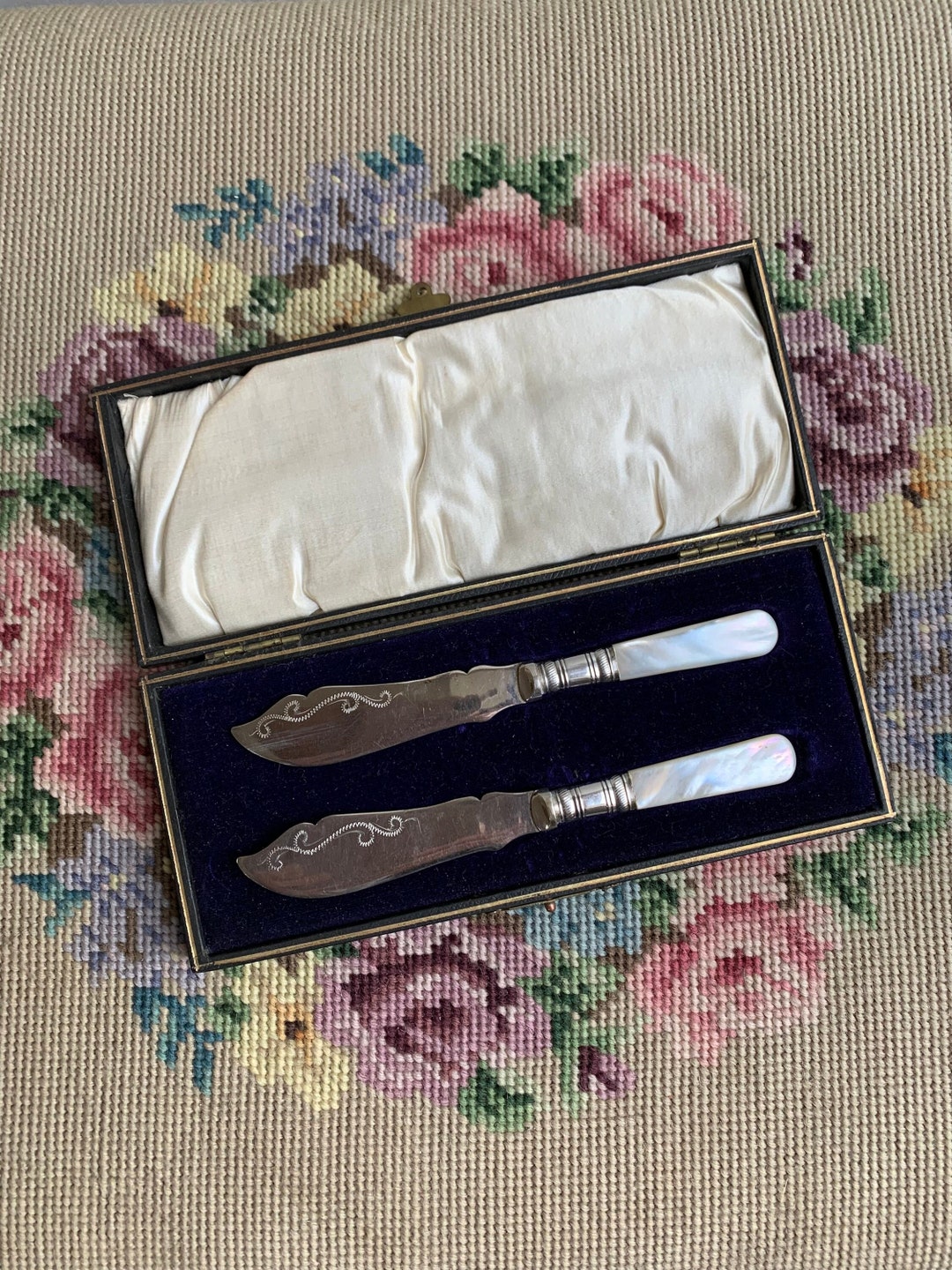 Pair of Antique EPNS Butter Knives With Mother of Pearl Handles in