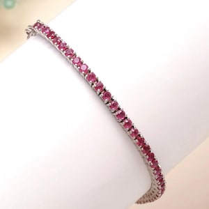 Bracciale tennis con rubino, gemma rossa taglio rotondo, gioiello con pietra portafortuna di luglio, bracciale delicato da indossare sopra altri bracciali, regalo per lei.