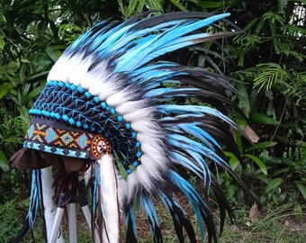 Réplique indienne de coiffure d’enfants faite avec les vraies plumes peintes bleues