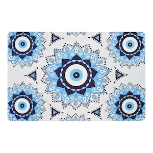 Könnte beinhalten: Ein weißer Hintergrund mit einem sich wiederholenden Muster aus blauen und weißen Mandalas mit bösem Blick. Die Mandalas haben ein blaues Auge in der Mitte mit einer weißen Pupille und einem weißen Ring um das Auge. Die Mandalas sind von einem weißen Ring mit einem blauen und weißen Muster umgeben.