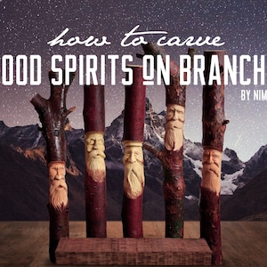 Può includere: Come intagliare spiriti di legno su rami di Nima Kian. Un primo piano di cinque rami di legno con volti intagliati di personaggi fantasiosi. I rami sono disposti su una piattaforma di legno sullo sfondo di un cielo stellato e montagne.
