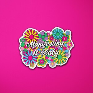 Manifesting It Baby Zitat Vinyl Aufkleber | Manifestation | Ermächtigung | Blumen Floral | Laptop Aufkleber | Koffer Koffer Sticker