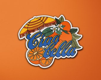 Vinylsticker Ciao Bella Italië | Italiaanse reizen | Sinaasappels | Laptopsticker | Sticker bagagekoffer | Typografie | Citaatsticker