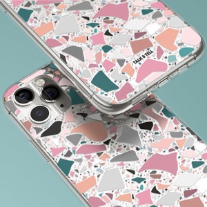 K&ouml;nnte beinhalten: Zwei transparente Handyh&uuml;llen mit einem Terrazzo-Muster in Rosa-, Grau-, T&uuml;rkis- und Pfirsicht&ouml;nen. Die H&uuml;llen haben einen Schutzsto&szlig;f&auml;nger und der Text "TALK & TELL" ist auf einer H&uuml;lle sichtbar. Die H&uuml;llen werden auf hellblauem Hintergrund gezeigt.