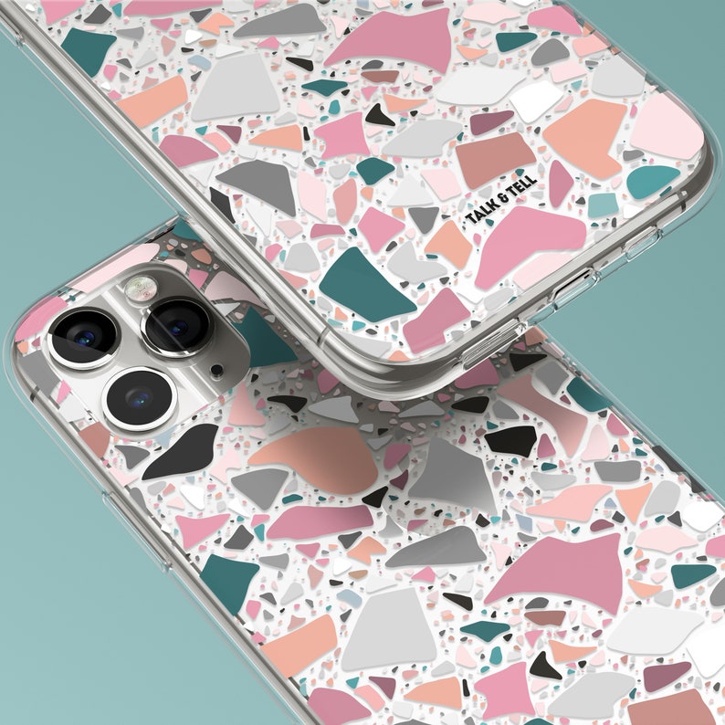 K&ouml;nnte beinhalten: Zwei transparente Handyh&uuml;llen mit einem Terrazzo-Muster in Rosa-, Grau-, T&uuml;rkis- und Pfirsicht&ouml;nen. Die H&uuml;llen haben einen Schutzsto&szlig;f&auml;nger und der Text "TALK & TELL" ist auf einer H&uuml;lle sichtbar. Die H&uuml;llen werden auf hellblauem Hintergrund gezeigt.