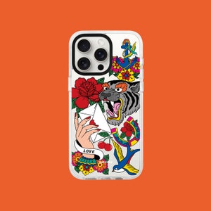 Könnte beinhalten: Eine weiße iPhone-Hülle mit einem farbenfrohen Tattoo-Design. Das Design zeigt einen Tiger, ein Hufeisen, einen Vogel, ein Herz, eine Blume und das Wort "LOVE".