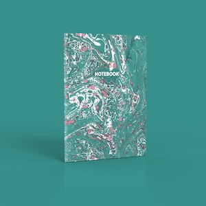 Peut inclure: Un carnet turquoise avec une couverture marbrée rose et blanche. La couverture porte l'inscription "C.B. NOTEBOOK" en blanc.