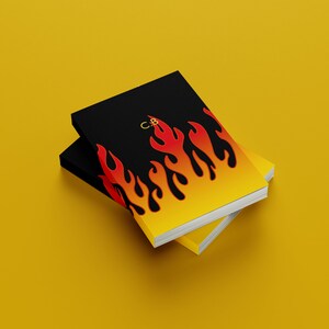 Könnte beinhalten: Zwei schwarze und gelbe Notizbücher mit Flammen-Design. Das obere Notizbuch hat die Buchstaben "CB" in Gold auf dem Cover.