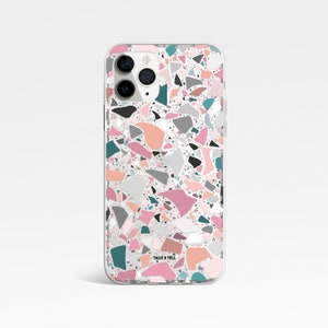 K&ouml;nnte beinhalten: Transparente Handyh&uuml;lle mit Terrazzo-Muster. Das Design zeigt unregelm&auml;&szlig;ige Formen in Rosa, Pfirsich, T&uuml;rkis, Grau und Schwarz auf wei&szlig;em Hintergrund. Der Text "TALK & TELL" ist unten auf der H&uuml;lle aufgedruckt.